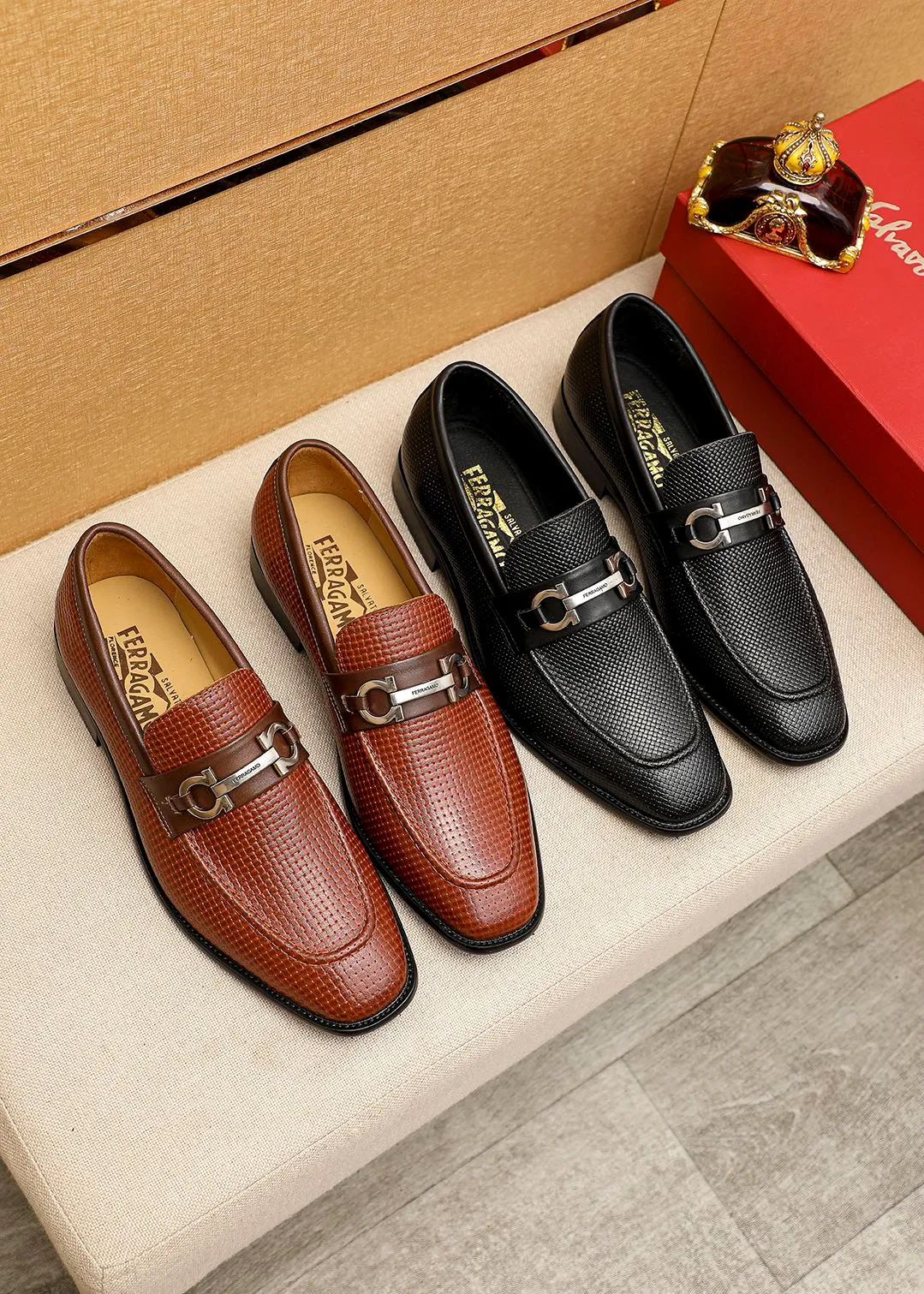Men's shoes 💰462 💐 Product trademark: Ferragamo "Ferragamo" casual leather shoes Regular size: 38-44 (45.46🉑️customized) Product materials: Selected imported first-layer calfskin embossed upper + luxury hardware buckle, imported water-dyed cow leather lining. Strong three-dimensional visual effect, original outsole color: 2 colors available